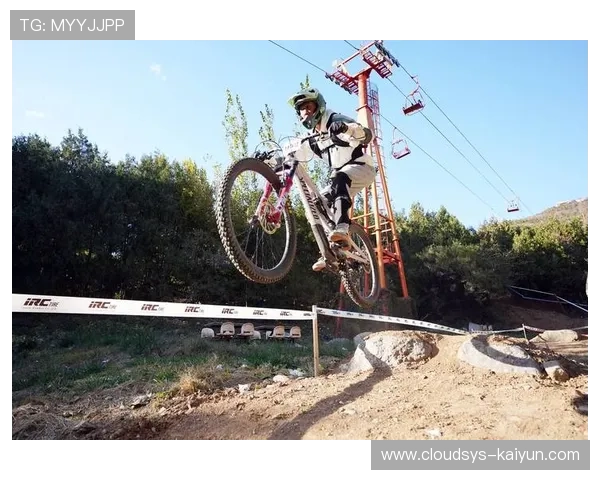 军都山速降赛师图屿获青少年体验组冠军，成绩1分25秒910