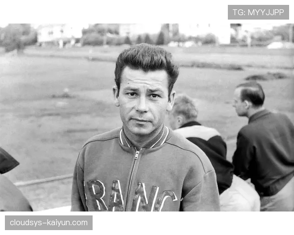 致敬：在兰斯主场对阵巴黎的比赛前，全场为已故传奇方丹默哀