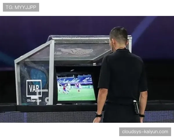 VAR介入判罚点球再次引发争议,裁判尺度问题被热议 VAR介入判罚点球再次引发争议,裁判尺度问题被热议