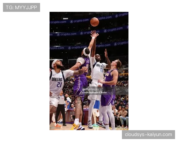 “湖人131-107大胜爵士，詹姆斯三双完美收官常规赛”